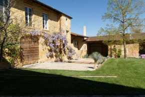 LODGES EN PIERRES DOREES